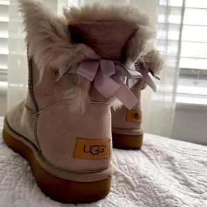Mini Bailey Bow Uggs Sz 7 Goat